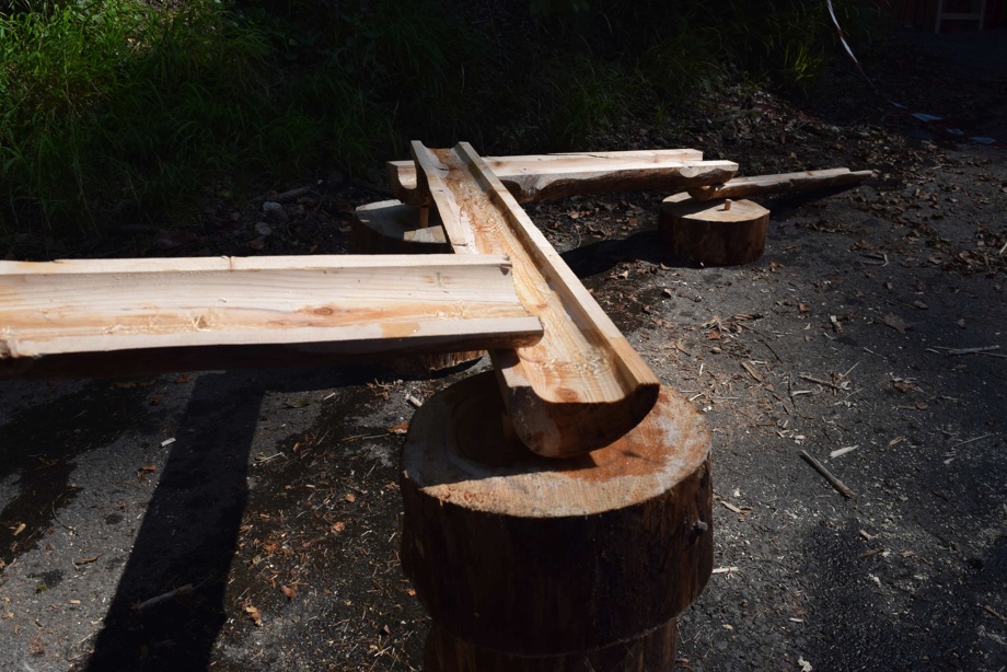 Erst-Aufbau Holzrugel und Holzrinnen im Rahmen des Eröffnungsaperos