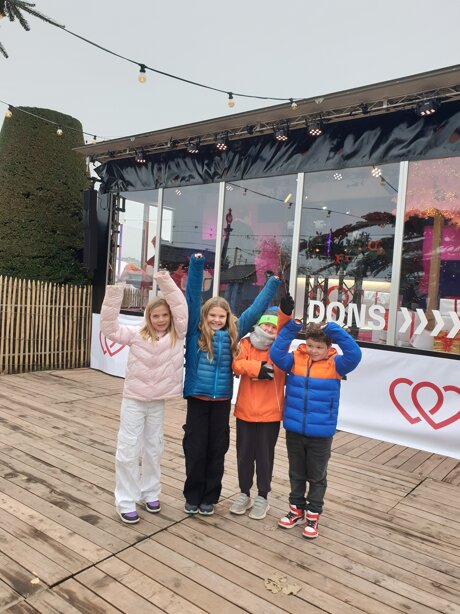Anaïs, Romy, Amandine et Léo sont ravis de leur expérience à la radio