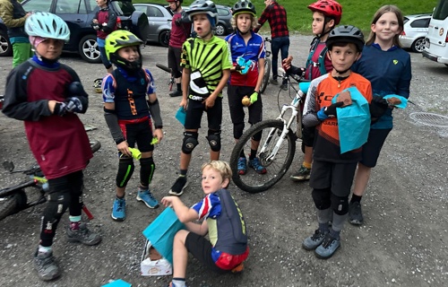 Bike-Tricots für die Jungbiker des Velo Club Gersau