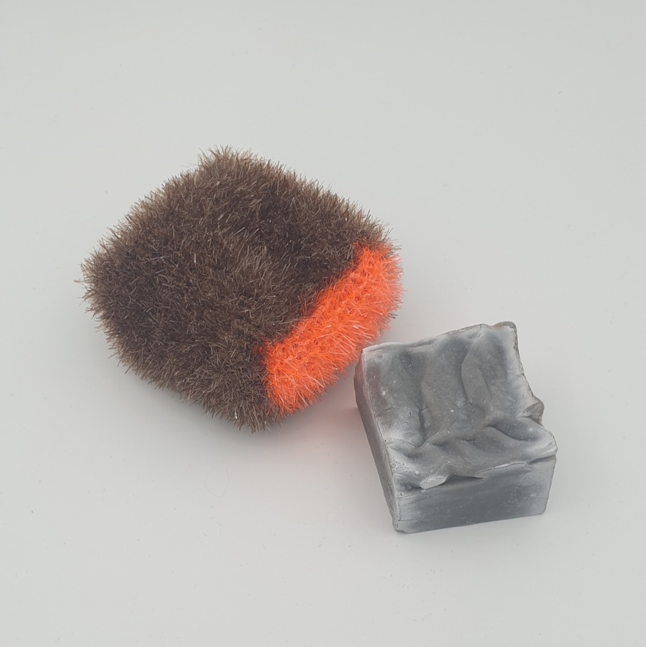 éponge et savon ménager