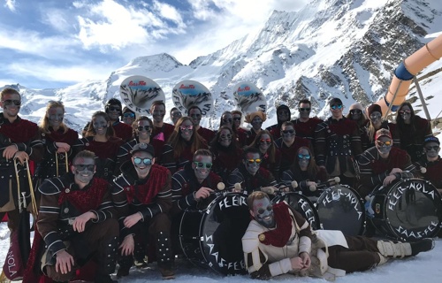 Neues Kostüm der Guggenmusik Feer-Nola Saas-Fee