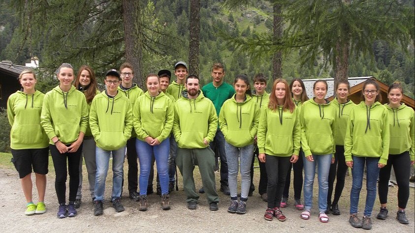 Gross und chlei vor der glich Wand