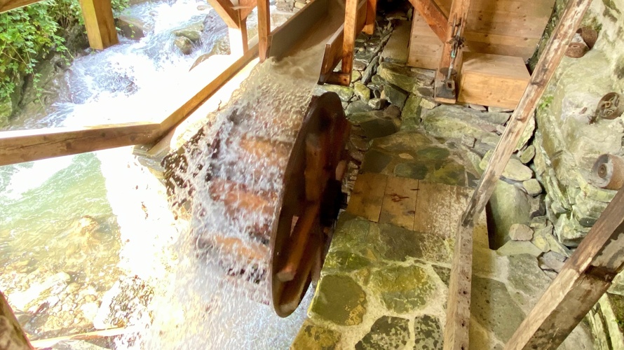 Vieux Moulins de la Tine : rénovation d'une toiture en bardeaux