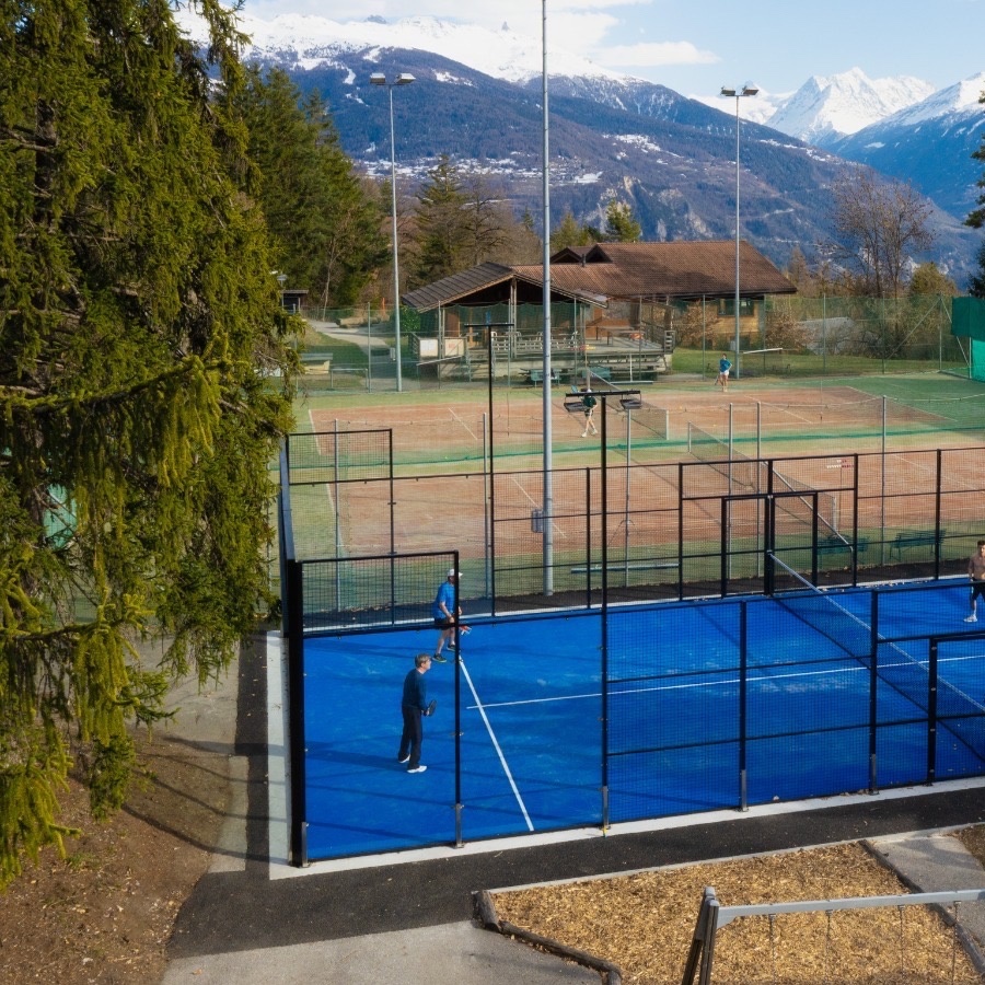 Une partie de padel au cœur des Alpes