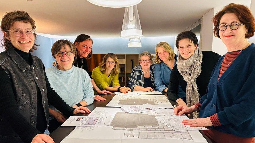 Frauenspuren im Hallenbad