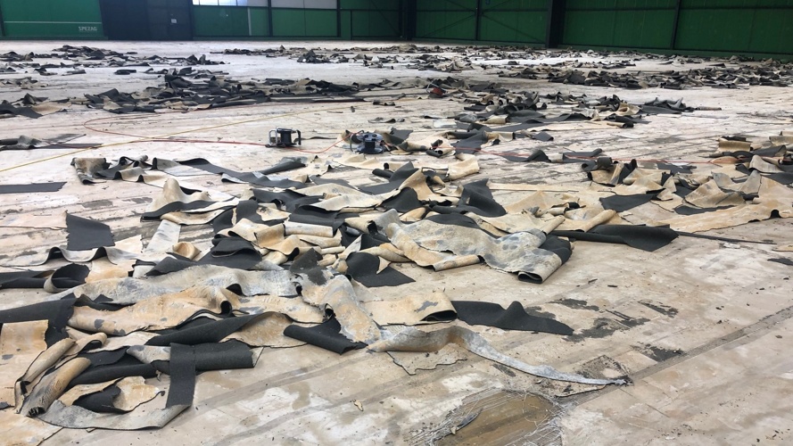 Tennisplätze unter Wasser