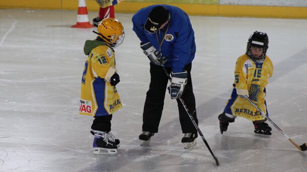  Neue Stulpen für den Eishockeynachwuchs im Rheintal 