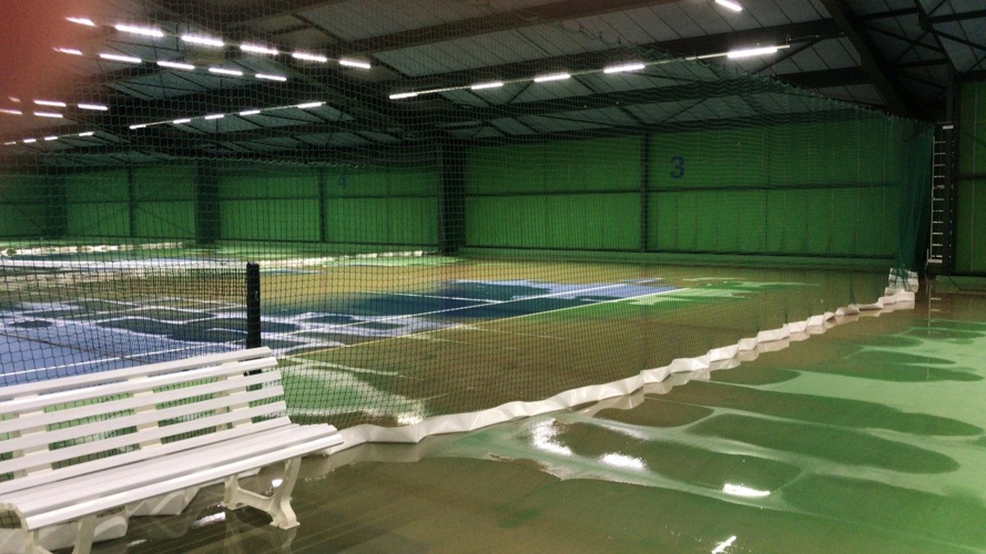 Tennisplätze unter Wasser