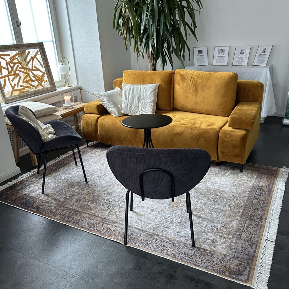 Kaffee oder Tee mit Kuchen auf dem Goldenen Sofa