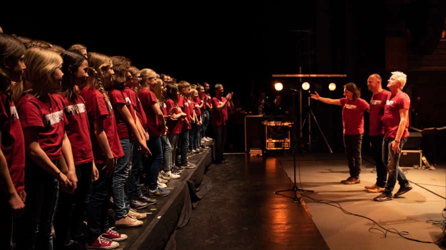 Gelebte Mehrsprachigkeit, 100 Kinder singen mit Pippo Pollina