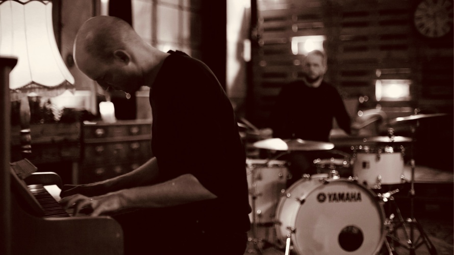 Komood - 2 Musik-Singles produzieren