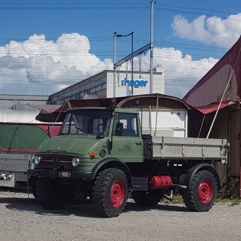 Fahrt im Oldtimer-Unimog