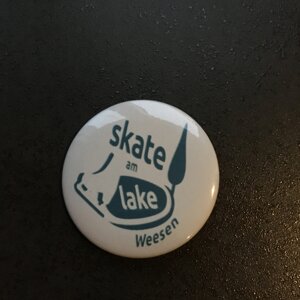 Button mit Logo Skate am Lake