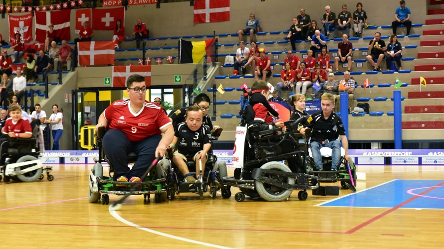Ein mobiler Sportboden für Unihockey im Elektrorollstuhl
