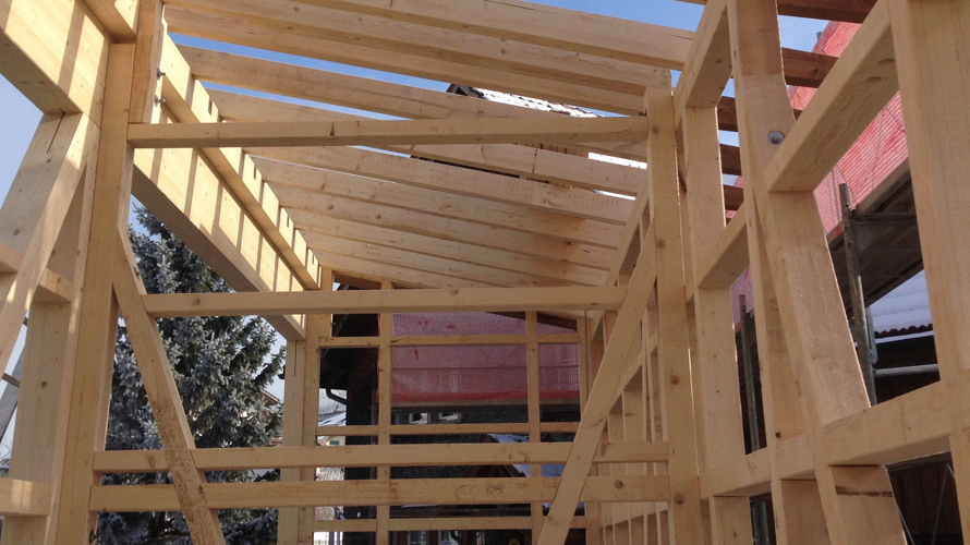 Endlich ein  Dach über dem Kopf, jetzt fehlen uns nur noch Wände