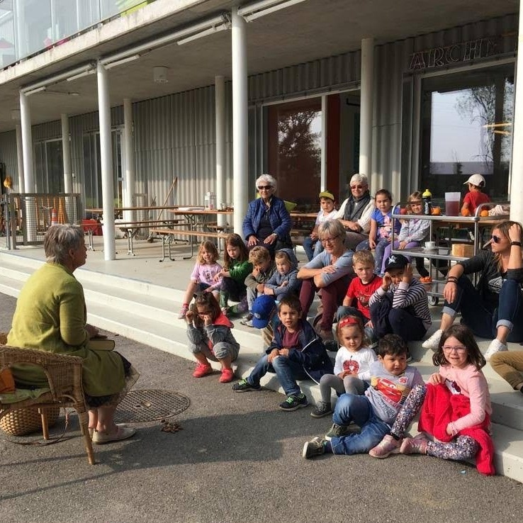 Invitation pour une famille au spectacle de contes pour petits et grands lors de l’inauguration de l'installation artistique!