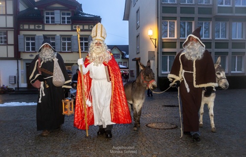 Helft uns, den Samichlaus neu einzukleiden!