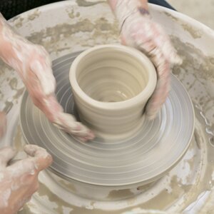 Cours de poterie à l'atelier Terra Viva à Bex