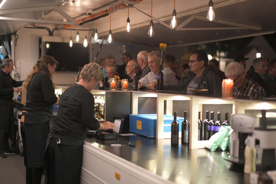 SolarBar-Party an einem speziellen Ort mit Getränken und Grilladen