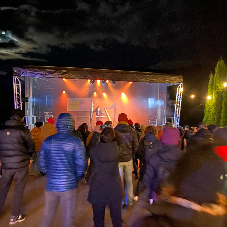 Une entrée pour le samedi soir, le repas sur place offert et des chaussettes