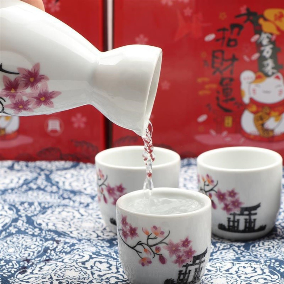 Service à sake et bouteille de sake