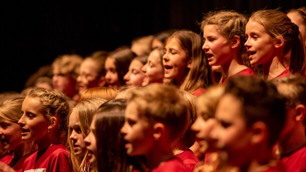  Gelebte Mehrsprachigkeit, 100 Kinder singen mit Pippo Pollina 