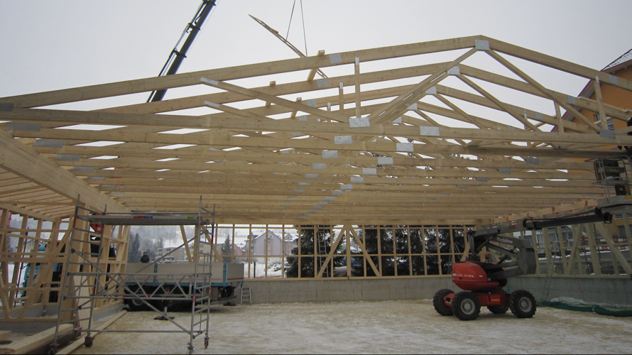 Endlich ein  Dach über dem Kopf, jetzt fehlen uns nur noch Wände