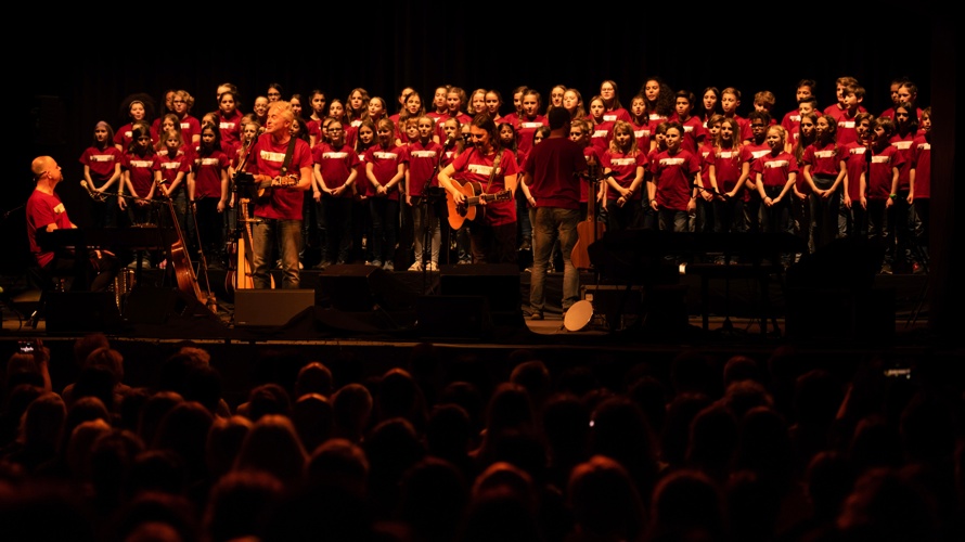 Gelebte Mehrsprachigkeit, 100 Kinder singen mit Pippo Pollina