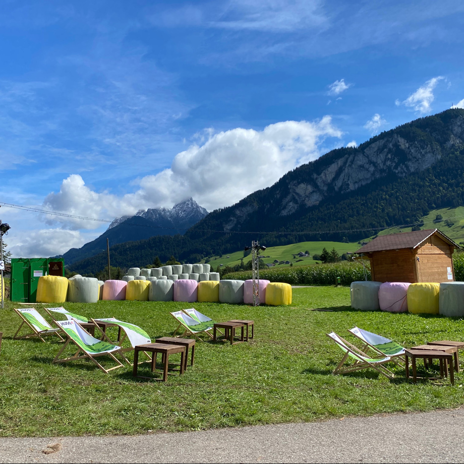 Ton nom sur une botte de foin et deux entrées au choix