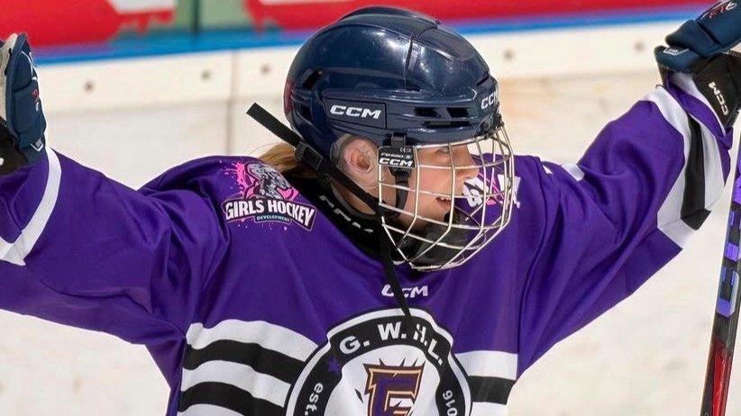 Enya reist ans PEE-WEE Turnier nach Kanada