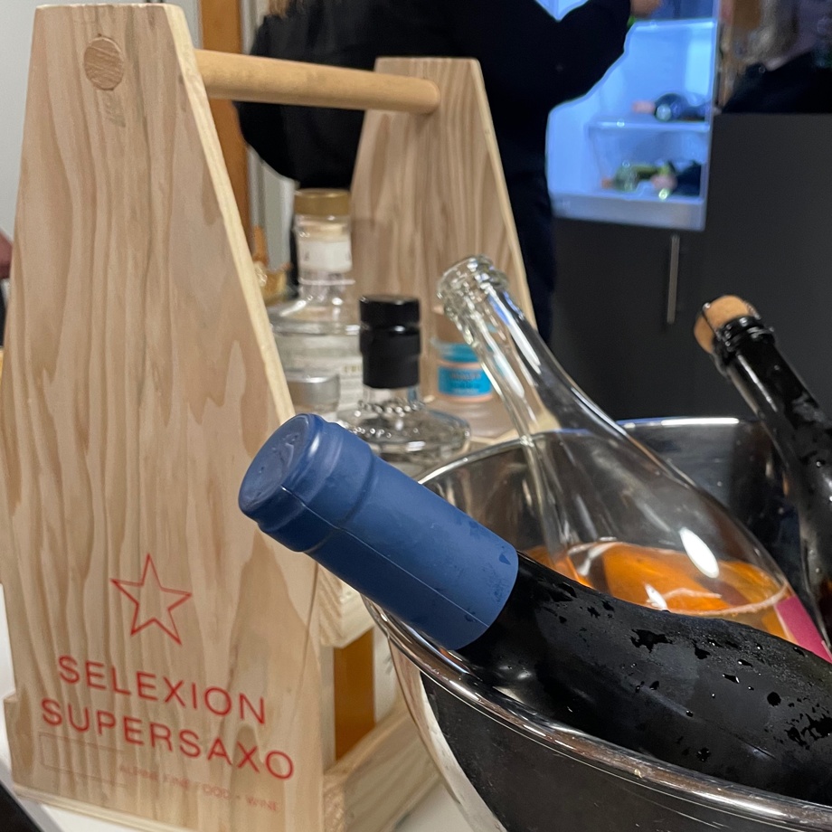 Selexion Supersaxo - Getränke Kiste mit Traggriff - gefüllt mit feinen Weinen + Si-On