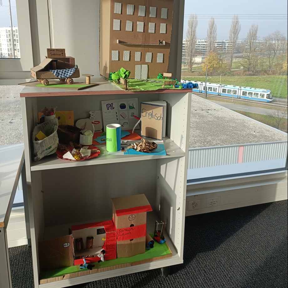 Eine Postkarte mit dem Motiv der gebauten Prototypen des durchgeführten Workshops