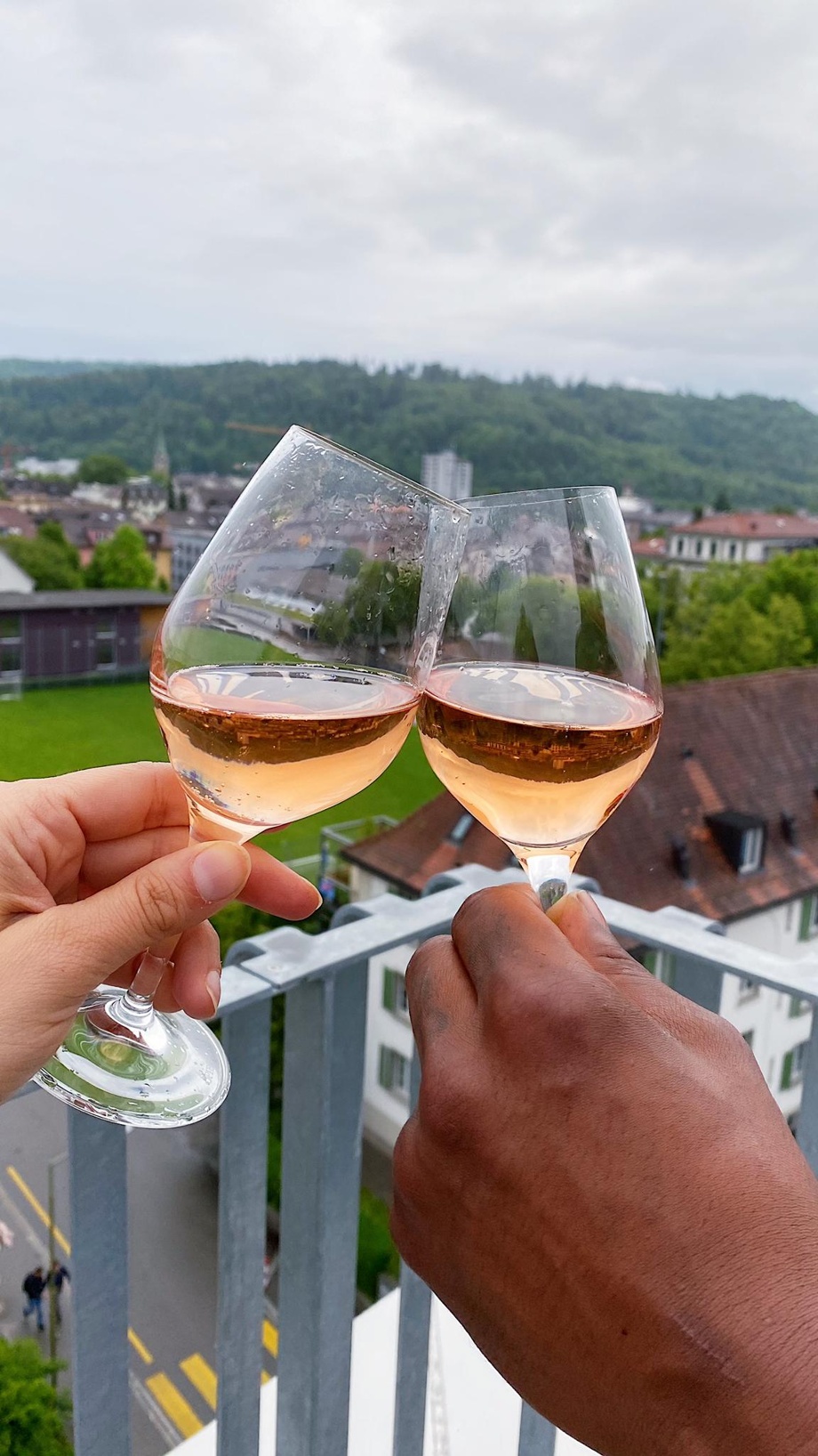 Dankbares Anstossen auf der Terrasse