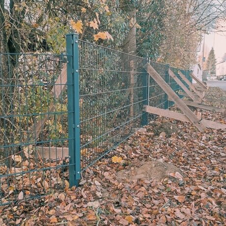 Zaun wird aufgebaut