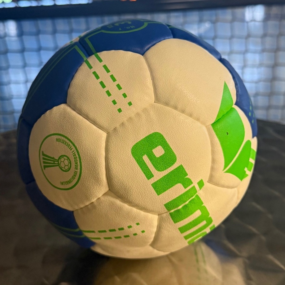 Matchball mit Unterschriften QHL Team