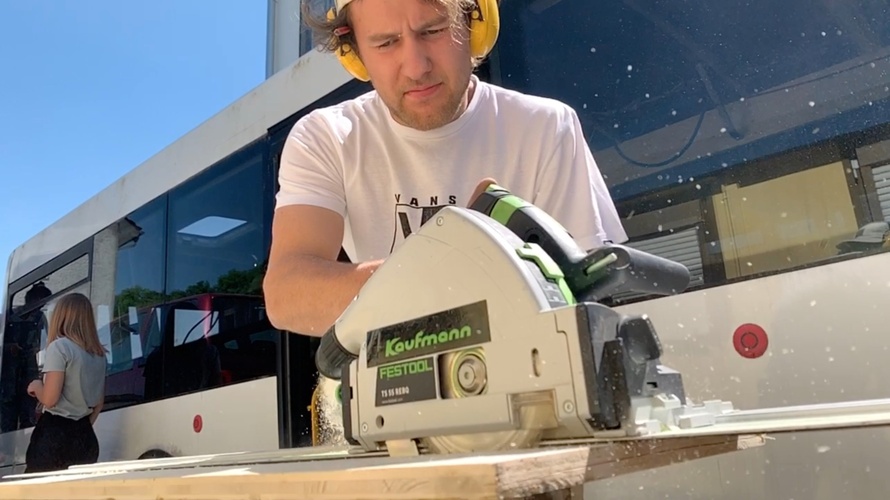 UF ZUR HALTESTELL - ÜSI BAR UF RÄDER