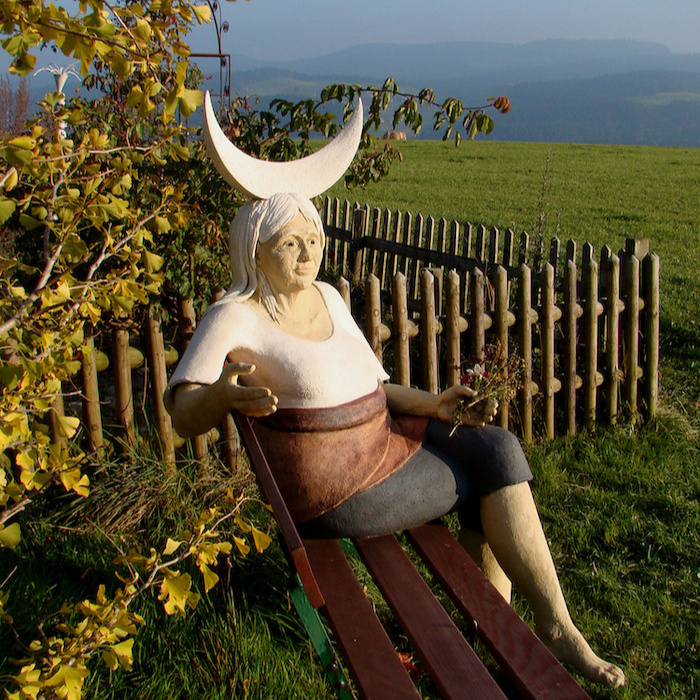 Ein Bilderrahmen A5 (Grösse: 15 x 21 cm) mit Postkarte Gamla Moder Jord von Regula Kaeser-Bonanomi.