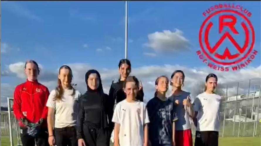 Mädchen Fussball Mannschaft beim FC Rot-Weiss Winikon / Uster
