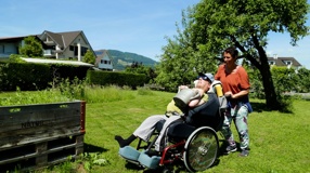 Gärtnern für alle - mit dem Rollstuhl durch den Garten