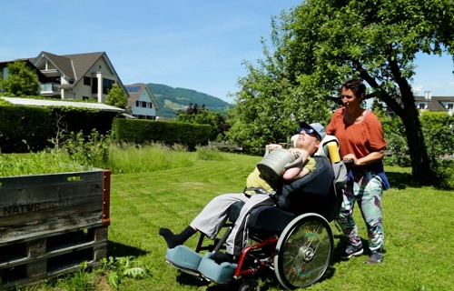 Gärtnern für alle - mit dem Rollstuhl durch den Garten