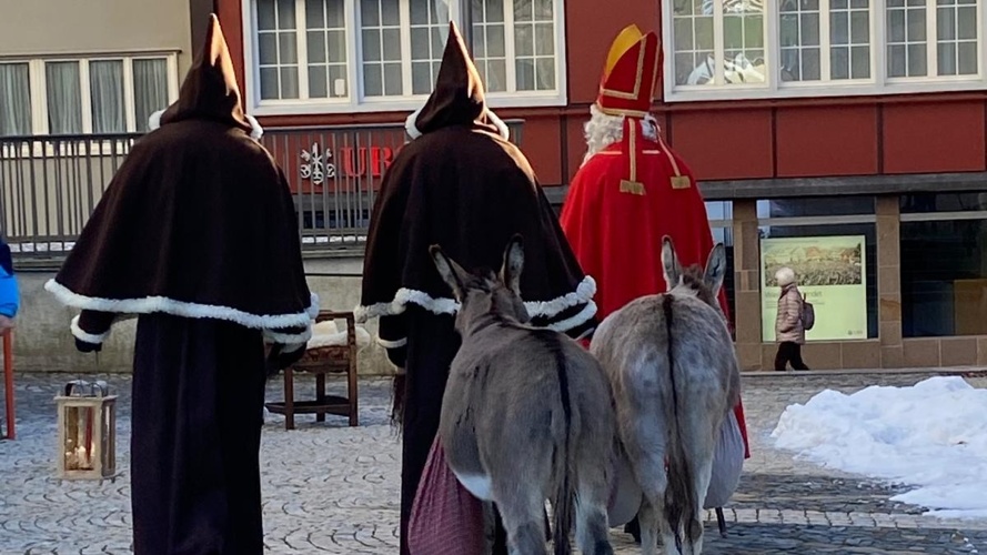 Helft uns, den Samichlaus neu einzukleiden!