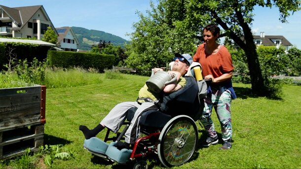  Gärtnern für alle - mit dem Rollstuhl durch den Garten 