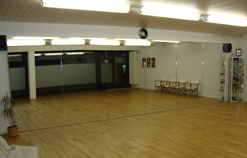 Tanzschulsterben? Wir wehren uns mit Händen und Füssen.............