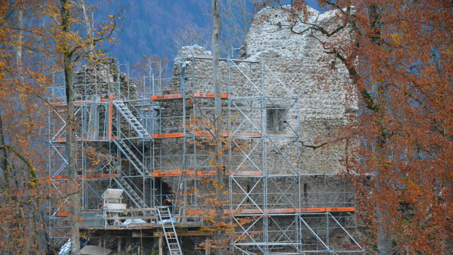 Rette die Süd- und Ostwand der Jagdburg