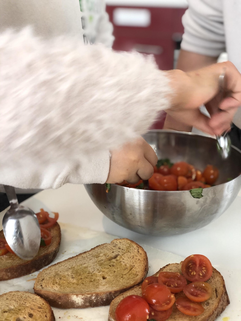 1 Kochkurs für 1 Kind oder 3 Freitagsessen für 1 Erwachsenen / 1 cours de cuisine pour 1 enfant ou 3 repas du vendredi pour 1 adulte