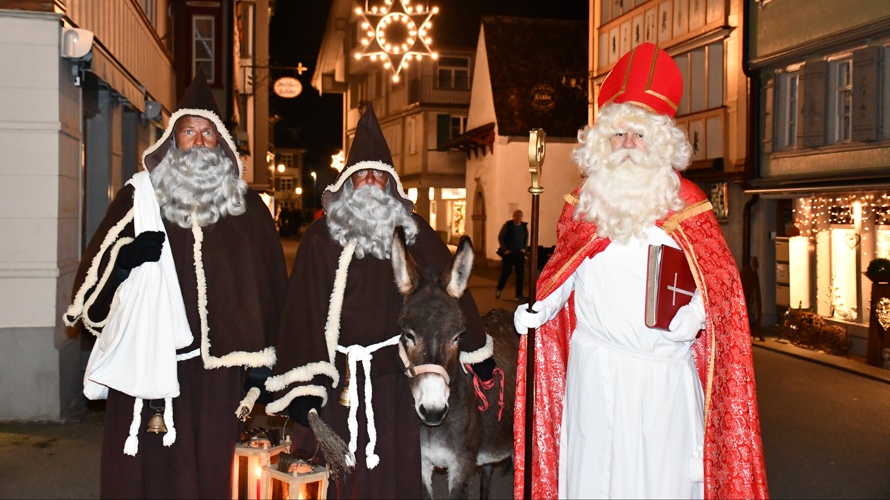 Helft uns, den Samichlaus neu einzukleiden!