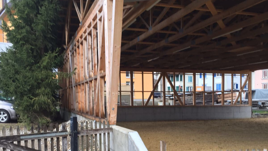 Endlich ein  Dach über dem Kopf, jetzt fehlen uns nur noch Wände