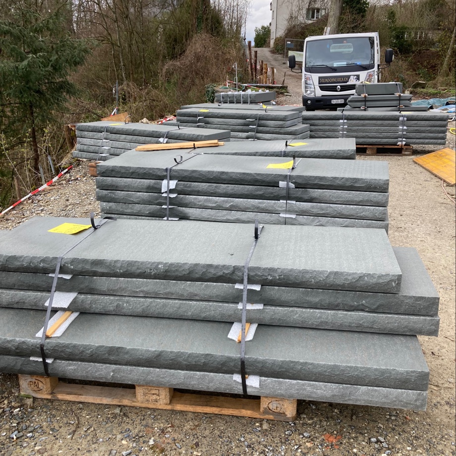 Neue Abdeckplatten aus Sandstein