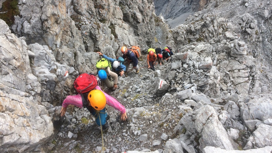 Eine kleine Schule in den Bergen braucht Eure Hilfe