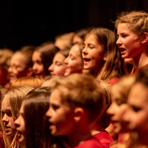 Gelebte Mehrsprachigkeit, 100 Kinder singen mit Pippo Pollina